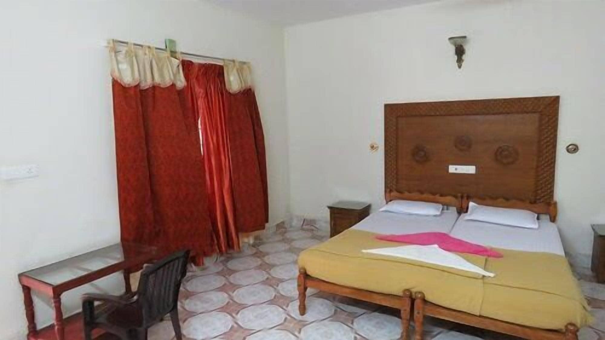 Jungle Palace Homestay Thekkady Buitenkant foto