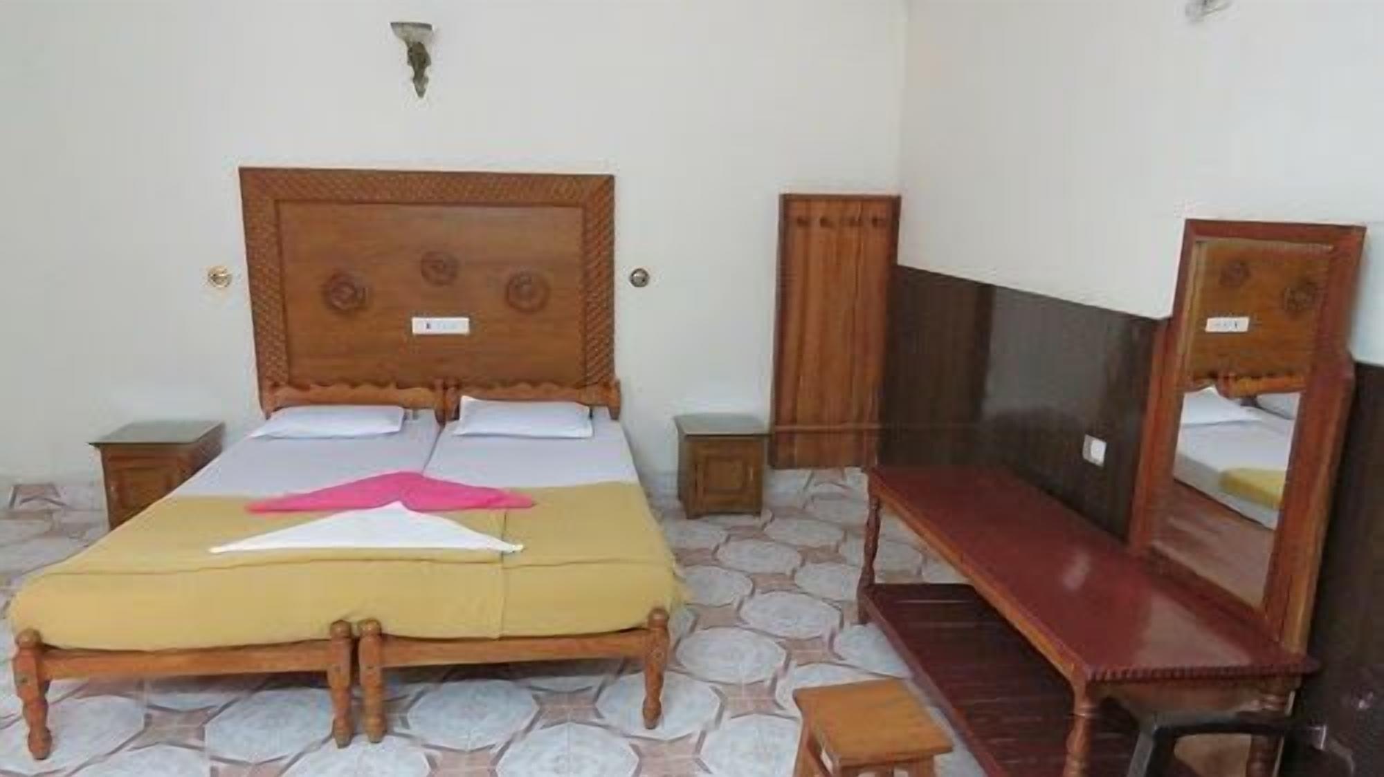 Jungle Palace Homestay Thekkady Buitenkant foto