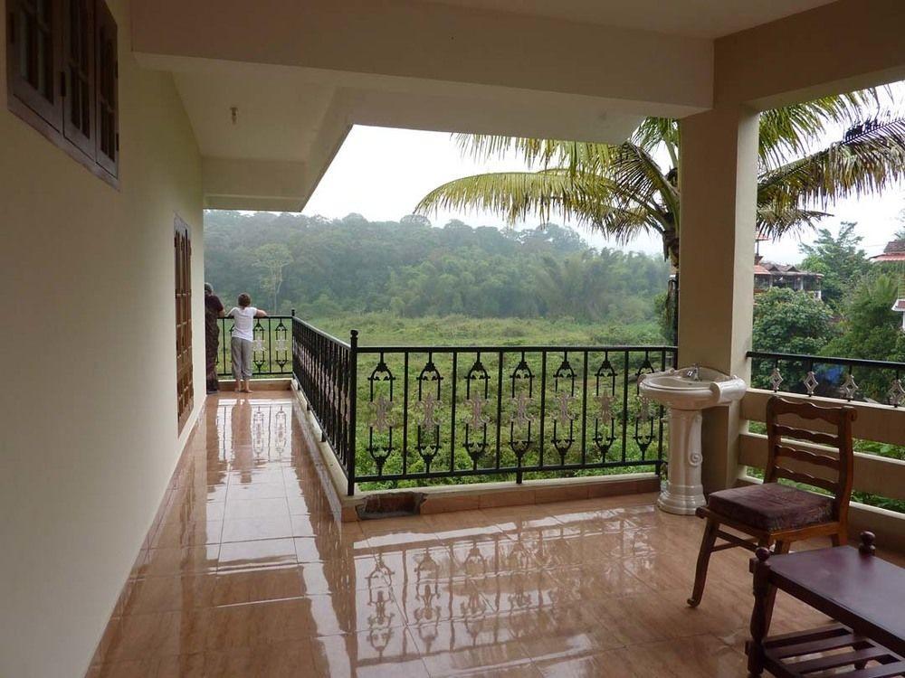 Jungle Palace Homestay Thekkady Buitenkant foto