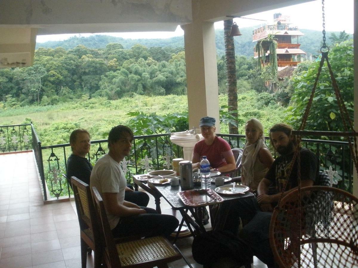 Jungle Palace Homestay Thekkady Buitenkant foto